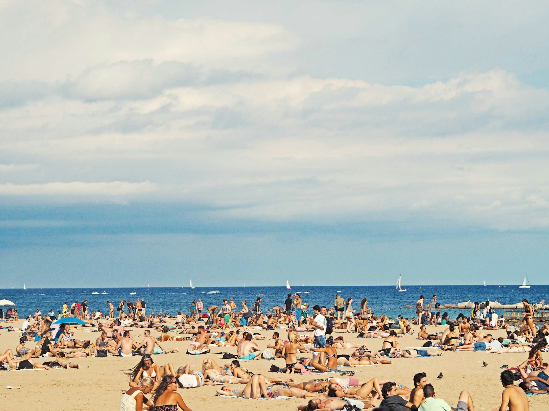 Jakie nakrycia głowy wybrać na plażę w tym sezonie?